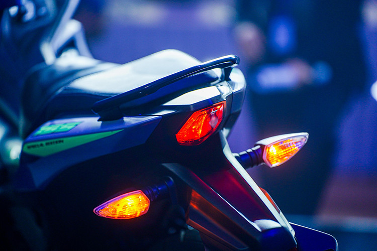 Đường kính và hành trình piston lần lượt là 58.0 x 58.7mm. Tỉ số nén 10.5:1 mang lại 13.2 kW sức mạnh tối đa tại vòng tua 9,500 vòng/phút. Tỉ số nén được tinh chỉnh mang lại cảm giác lái mượt mà ở tốc độ thấp. Mô-men xoắn cực đại 14.4 N•m tại vòng tua 8,000 vòng/phút. 