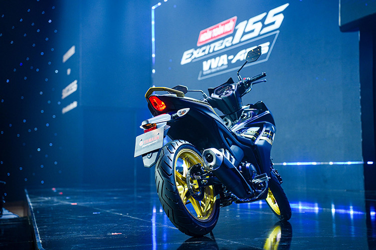 Thiết kế mặt trước của xe được khắc họa bằng những đường nét sắc cạnh và năng động. 2 bên cánh của yếm trước tạo vẻ sắc nét. Thiết kế chia đôi đèn pha của Exciter 155 VVA - ABS mới đảm bảo về mặt hiệu năng chiếu sáng và đem đến một diện mạo hoàn toàn khác biệt.
