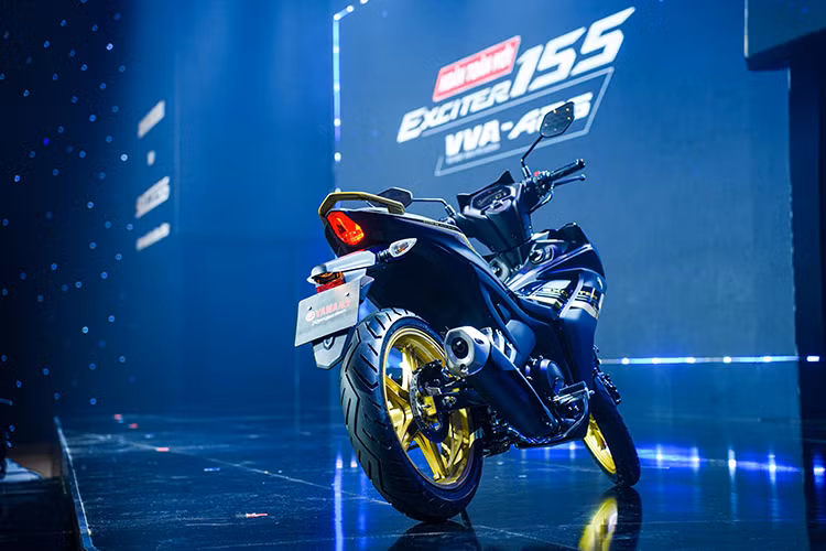 Thiết kế mặt trước của xe được khắc họa bằng những đường nét sắc cạnh và năng động. 2 bên cánh của yếm trước tạo vẻ sắc nét. Thiết kế chia đôi đèn pha của Exciter 155 VVA - ABS mới đảm bảo về mặt hiệu năng chiếu sáng và đem đến một diện mạo hoàn toàn khác biệt.