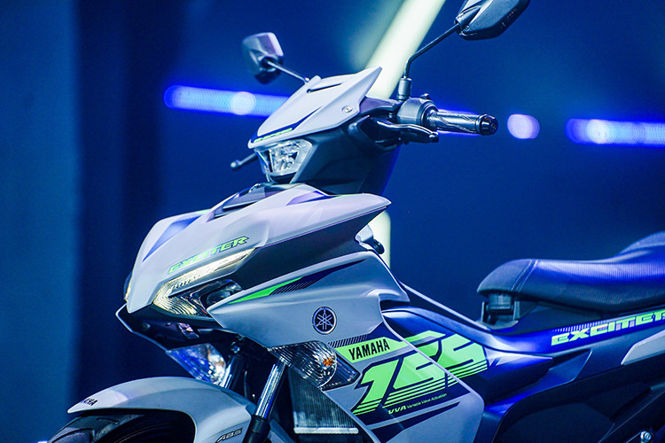 Các đường ngang ở góc bên phải tạo ra diện mạo R-series cho chiếc xe, gợi lên cảm giác thể thao và tốc độ. Phần phía sau ngắn hơn tạo cho toàn bộ cỗ máy một góc nhìn nghiêng về phía trước, nhấn mạnh tính chất tốc độ. Đèn hậu xe thiết kế mới vuốt gọn tương tự siêu môtô YZF-R1.