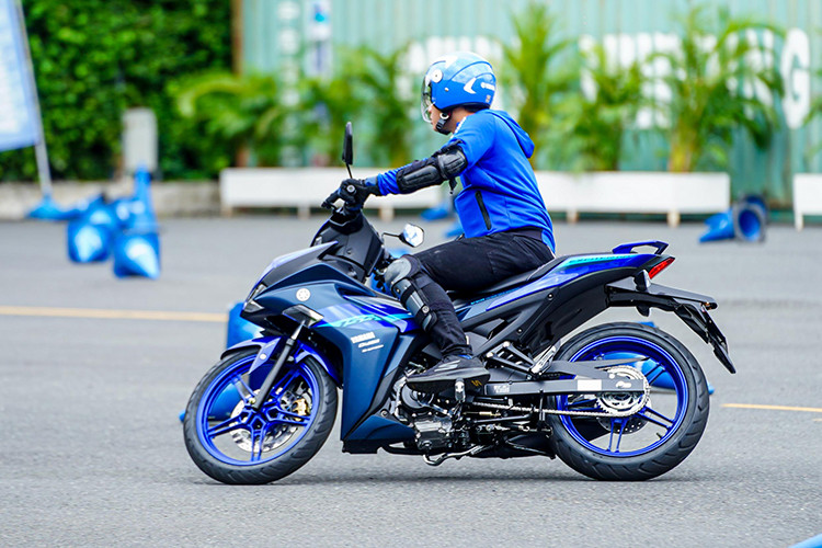 Hộp số 6 cấp mới cũng là 1 trang bị ấn tượng của Exciter 155 ABS-VVA mới. Hộp số này giúp giảm cảm giác bào máy khi hoạt động cường độ cao, giảm tiếng ồn và với công tắc ngắt động cơ mới cũng giúp cho người dùng trong trường hợp khẩn cấp mà không cần dùng đến cụm ổ khóa.