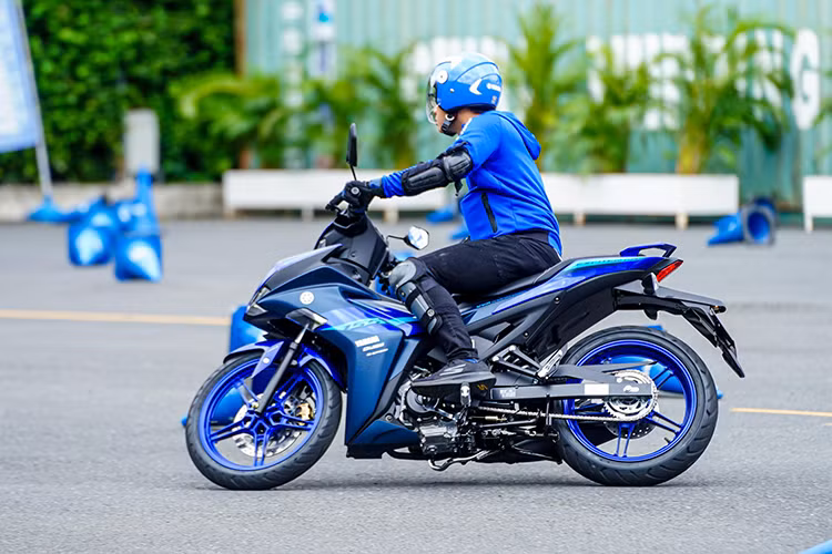 Hộp số 6 cấp mới cũng là 1 trang bị ấn tượng của Exciter 155 ABS-VVA mới. Hộp số này giúp giảm cảm giác bào máy khi hoạt động cường độ cao, giảm tiếng ồn và với công tắc ngắt động cơ mới cũng giúp cho người dùng trong trường hợp khẩn cấp mà không cần dùng đến cụm ổ khóa.