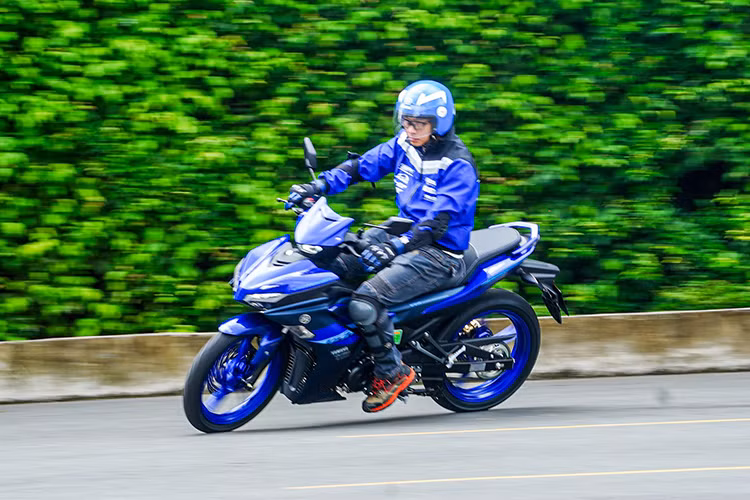 Ngoài ra, tay côn mới hành trình ngắn hơn 10mm so với phiên bản 150cc giúp có cảm giác tốt hơn. Ngoài ra, việc kết hợp với động cơ tiết kiệm nhiên liệu, Exciter mới chạy được xa hơn 30% so với phiên bản cũ, xấp xỉ 265km cho một lần đổ đầy.