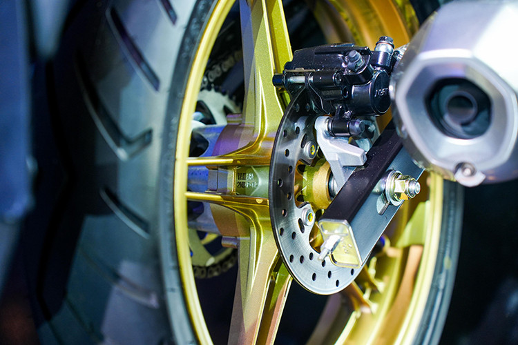 Để tạo ra hệ thống nạp khí hoàn toàn mới tối ưu hiệu suất động cơ, Yamaha thử nghiệm các mẫu ống lọc gió thủ công để chọn ra mẫu tốt nhất. Hộp lọc gió thẳng đứng theo kiểu mới, ống nạp nhôm rộng, phễu nạp dài, thân bướm ga 28mm mới.