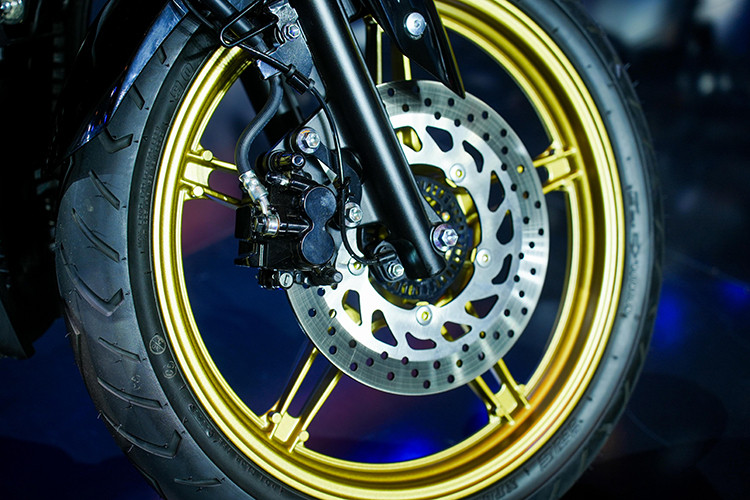 Xe được trang bị hệ thống nạp khí mới cho động cơ phản hồi nhạy hơn. Tối ưu các thông số cộng hưởng của buồng lọc gió, thể tích lớn 4.6 lít cho cảm giác tăng – giảm ga nhạy và đều hơn. Hiệu suất nạp cao hơn và giảm tiếng ồn. Màng lọc dầu giúp lọc sạch hiệu quả các hạt bụi nhỏ.