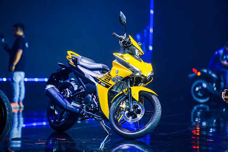 Theo Yamaha Motor Việt Nam, phiên bản xe côn tay Yamaha Exciter 155 VVA ABS 2024 với những nâng cấp vượt trội: bổ sung hệ thống chống bó cứng phanh ABS, thiết kế mới năng động, sắc nét mà vẫn đậm chất R-DNA kế thừa từ mẫu xe huyền thoại YZF-R1, và cốt lõi hiệu suất cũng được cải thiện đáng kể so với phiên bản trước.