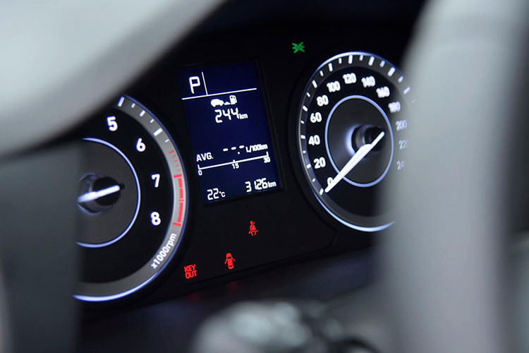 Hiện, Hyundai Creta đang được nhập khẩu từ Indonesia. Sau đợt điều chỉnh giá bán hồi cuối tháng 10 do TC Group tiến hành, giá niêm yết của mẫu SUV đô thị này dao động trong khoảng 640-740 triệu đồng. Riêng Hyundai Creta Cao cấp 2 Tone sẽ có giá bán 745 triệu đồng.