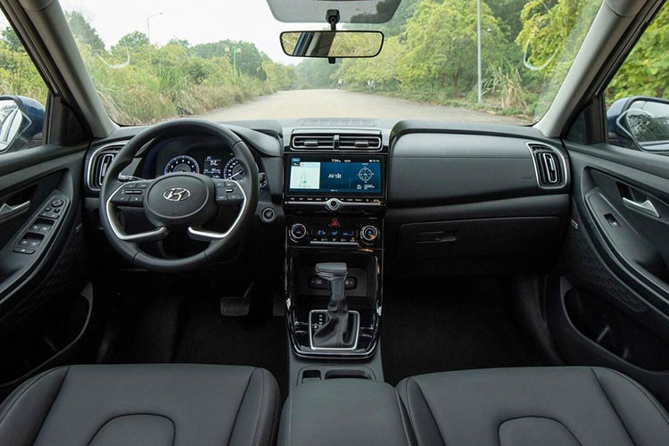 Ở phiên bản MPI, la-zăng xe có dạng 5 chấu cơ bản, còn trên các phiên bản còn lại sẽ là dạng cánh quạt phối 2 màu trắng đen. Đến thời điểm hiện tại, Hyundai Thành Công vẫn chưa đưa ra thông báo chính thức nào liên quan đến việc lắp ráp trong nước, đặc biệt là giá xe Hyundai Creta lắp ráp - nhưng nó được dự đoán sẽ mềm hơn xe nhập khẩu.