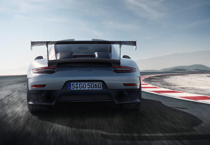 Bên ngoài của chiếc siêu xe Porsche 911 GT2 RS 2018 gây ấn tượng với phần thân vỏ lấy từ 911 Turbo. Xe được trang bị bộ vành có đường kính 20 inch phía trước và 21 inch phía sau. Vành đi với lốp Ultra High Performance có kích thước 265/35 trước và 325/30 sau.