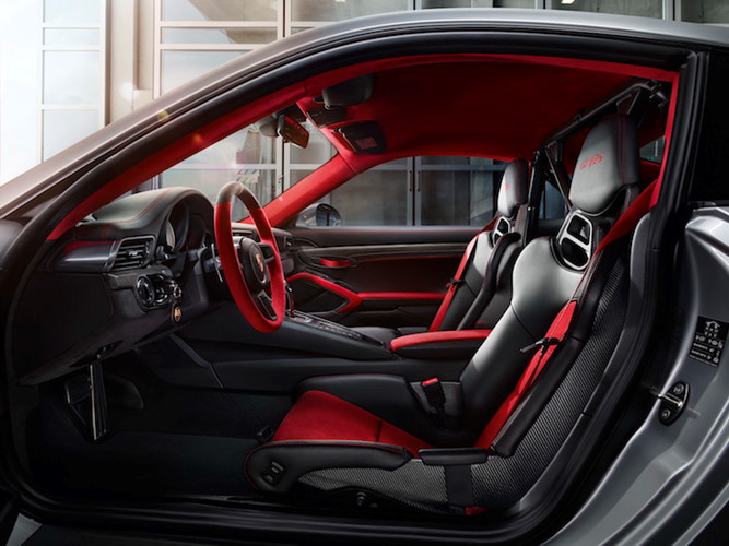 Bên trong Porsche 911 GT2 RS 2018, bạn sẽ tìm thấy nội thất bọc da và Alcantara, bao gồm cả trần bên trên. Thêm vào đó là các chi tiết ốp sợi carbon, vô lăng thể thao tích hợp lẫy chuyển số thể thao và lồng chống lật. Nếu muốn, khách hàng có thể yêu cầu hãng Porsche lắp thêm hệ thống thông tin giải trí và điều hòa vào bên trong 911 GT2 RS 2018.