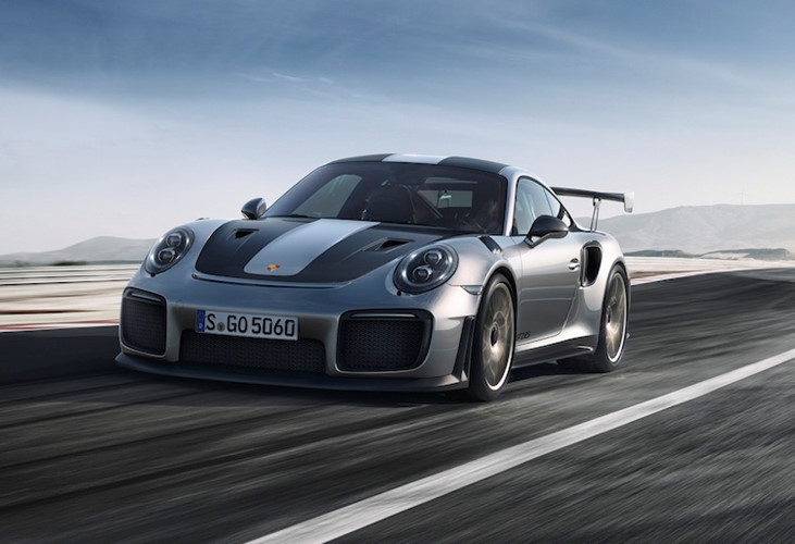 911 GT2 RS không được hãng siêu xe Porsche trang bị hệ dẫn động 4 bánh toàn thời gian mà dùng hệ dẫn động cầu sau, đi với khung gầm theo phong cách xe đua. Tuy nhiên, nhờ hệ thống treo đặc biệt và những cải tiến trong thiết kế khí động học, xe vẫn chạy ổn định trên đường.