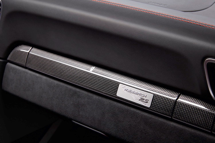 Phần đầu xe xe được trang bị hốc gió và bộ chẻ khí cỡ lớn. Ngay cả trên nắp capô và nắp khoang động cơ phía sau cũng có thêm hốc gió. Đằng sau xuất hiện 2 ống xả và cánh gió đuôi đồ sộ. Hệ thống xả của Porsche 911 GT2 RS 2018 được làm từ titan nên giúp giảm 7 kg trọng lượng.