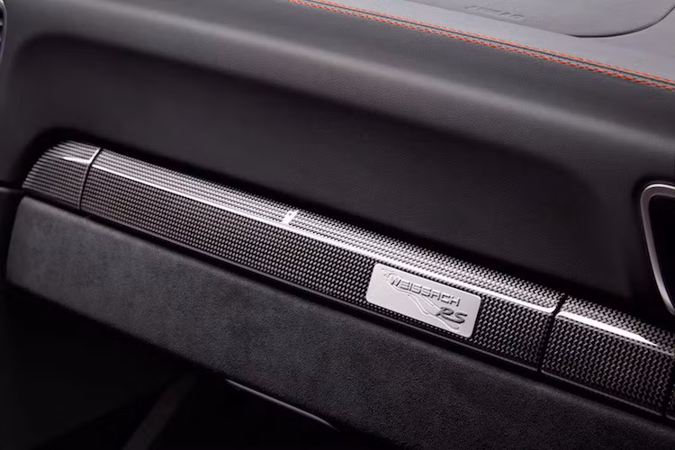 Phần đầu xe xe được trang bị hốc gió và bộ chẻ khí cỡ lớn. Ngay cả trên nắp capô và nắp khoang động cơ phía sau cũng có thêm hốc gió. Đằng sau xuất hiện 2 ống xả và cánh gió đuôi đồ sộ. Hệ thống xả của Porsche 911 GT2 RS 2018 được làm từ titan nên giúp giảm 7 kg trọng lượng.