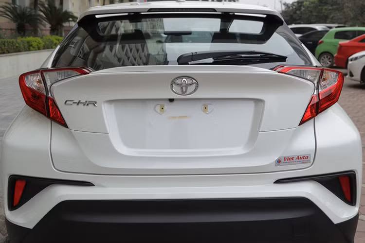 Ở phía sau, các chi tiết đặc trưng C-HR vẫn cũng mang thiết kế độc đáo hơn tất cả các đối thủ trên thị trường với cặp đèn hậu dạng "mắt xếch", dè sau màu đe với thiết kế gầm cao cùng ống xả được giấu kín phía đuôi xe.