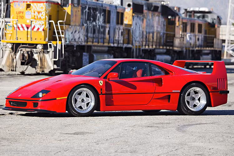 Vị trí thứ hai là mẫu Enzo sản xuất vào năm 2003 có thể đạt giá 2,8 triệu USD. Nó mang chữ ký của Ken Okuyama, hiện tại đang là trưởng bộ phận thiết kế của Pininfarina.