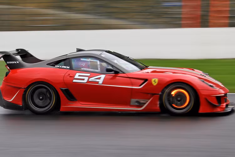 Shooshani là một trong những nhà sưu tập Ferrarri có tiếng trên toàn thế giới, ngoài những mẫu xe sử dụng thông thường, ông cũng sở hữu một chiếc Ferrari 599XX Evoluzione được dùng để đua trong chương trình Corse Cliente của Ferrari.