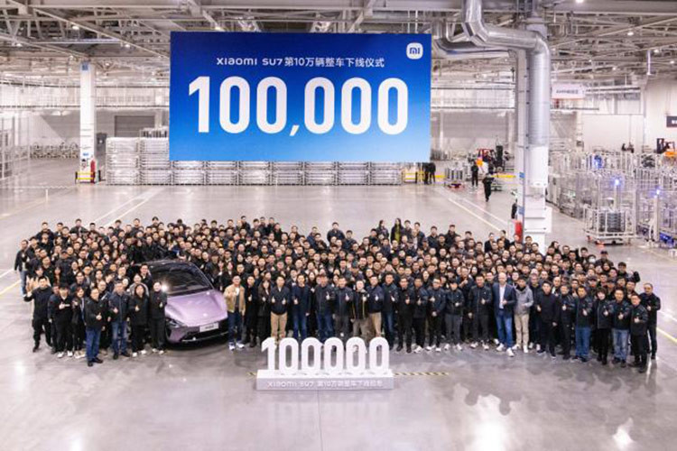 CEO của Xiaomi đã chia sẻ bức ảnh trên mạng xã hội với chú thích: "Mọi người đã yêu cầu tôi đến nhà máy để siết chặt các ốc vít. Thực tế, tôi đã đến đó thường xuyên. Sáng nay, tôi đến quá sớm và đã ngủ một giấc trong xưởng. Khi tôi thức dậy, cột mốc 100.000 xe đã được hoàn thành!"