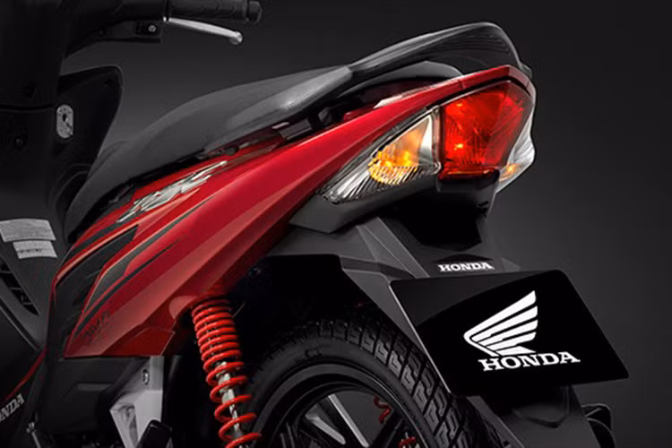 Đèn hậu xe mang thiết kế đơn giản nhưng góc cạnh hơn so với bản cũ. Trong khi đó, phía trên là tay nắm sau được bọc lớp cao su mềm tạo cảm giác chắc chắn khi dắt hay đẩy xe. Hệ thống phanh an toàn gồm phanh cơ và đĩa cho từng phiên bản.