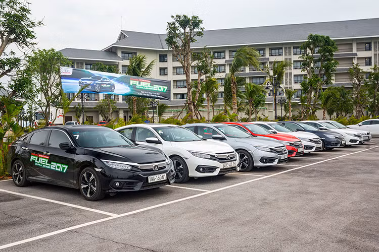  Xe ôtô Honda Civic thế hệ thứ 10 hoàn toàn mới (nhập khẩu nguyên chiếc từ Thái Lan) với những thay đổi toàn diện về nội thất và ngoại thất, đặc biệt là động cơ VTEC TURBO hoàn toàn mới lần đầu tiên xuất hiện trên xe ôtô Honda tại Việt Nam, đã nhận được sự quan tâm và đón nhận nhiệt tình của khách hàng.