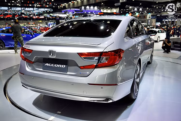 Phần đầu của Accord mới được tinh chỉnh lại ở chi tiết cụm lưới tản nhiệt, cản trước/sau nay đều được hạ thấp xuống. Xe sở hữu công nghệ LED ở hệ thống đèn pha, sương mù và đèn hậu. Chiều dài tổng thể của xe cũng được thu ngắn hơn nhưng lại rộng hơn ở hai bên, mui xe dài và thấp.