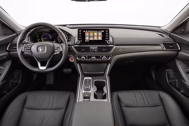 Bên trong Honda Accord 2019 xuất hiện bảng đồng hồ kỹ thuật số, màn hình thông tin giải trí nằm độc lập trên mặt táp-lô và 2 hộc để cốc nằm song song với cụm điều khiển trung tâm. Bên dưới màn hình giải trí trung tâm là cửa gió điều hòa và các núm chỉnh cơ tiện dụng.
