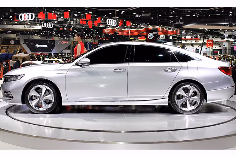 Mãi đến gần đây, những thông số ban đầu của Honda Accord 2019 bản Thái Lan mới bị rò rỉ. Dự kiến, Honda Accord 2019 cũng sẽ chính thức ra mắt thị trường Việt Nam trong năm nay dưới dạng xe nhập khẩu từ Thái Lan. Do đó, người Việt có thể tham khảo thông số của Honda Accord 2019 bản Thái Lan trước khi mua mẫu xe này.