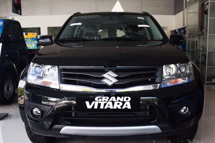 Grand Vitara tại Việt Nam trang bị động cơ 2 lít, I4 (4 xi-lanh thẳng hàng), phun nhiên liệu trực tiếp, công suất 138 mã lực tại vòng tua 6.000 vòng/phút, mô-men xoắn cực đại 183 Nm ở vòng tua 4.000 vòng/phút. Có những thời điểm trong năm 2017, mẫu xe này được các đại lý xuống giá tới dưới 600 triệu đồng nhưng vẫn "ế chỏng chơ".