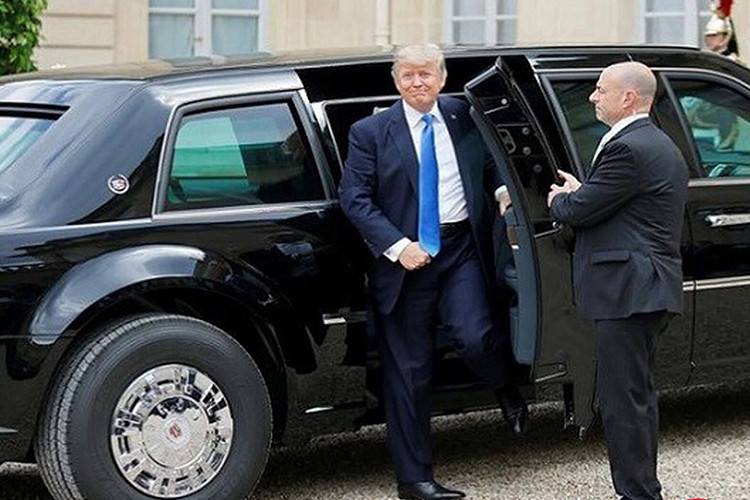 Mới đây, "pháo đài di động" này đã lộ diện lần đầu tiên trước công chúng Mỹ. Trước đó, vào hồi cuối tháng 4/2018, đã có thông tin về việc chiếc limousine bọc thép chống đạn mới được giao cho mật vụ Mỹ.