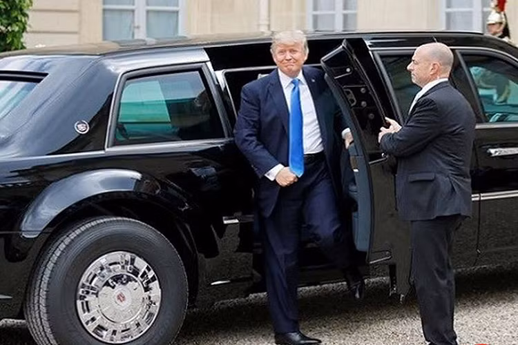 Mới đây, "pháo đài di động" này đã lộ diện lần đầu tiên trước công chúng Mỹ. Trước đó, vào hồi cuối tháng 4/2018, đã có thông tin về việc chiếc limousine bọc thép chống đạn mới được giao cho mật vụ Mỹ.