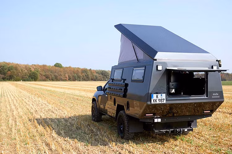 Với gói độ này, chiếc Mercedes-Benz X-Class cũng có thể được xem như một căn nhà di động đầy đủ tiện nghi cho các hoạt động dã ngoại, cắm trại ngoài trời. Thùng xe được biến thành căn phòng rộng rãi, có một bếp ăn nhỏ tiện lợi để nấu nướng. Phía trên là một giường ngủ có thể xếp vào khi không sử dụng.