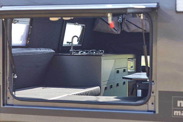 Về khả năng vận hành, Matzker không thay đổi gì ở động cơ mà chỉ nâng cấp tính năng off-road cho bản độ này. Xe được trang bị hệ thống treo mới giúp tăng khoảng sáng gầm đi kèm khóa vi sai cầu sau có thể tinh chỉnh. Ngoài ra, để phù hợp với những chuyến dã ngoại dài ngày, chiếc X-Class còn sở hữu nhiều trang bị hữu ích như: tấm năng lượng mặt trời gắn trên mui xe, hệ thống nước nóng và bình nhiên liệu cỡ lớn.