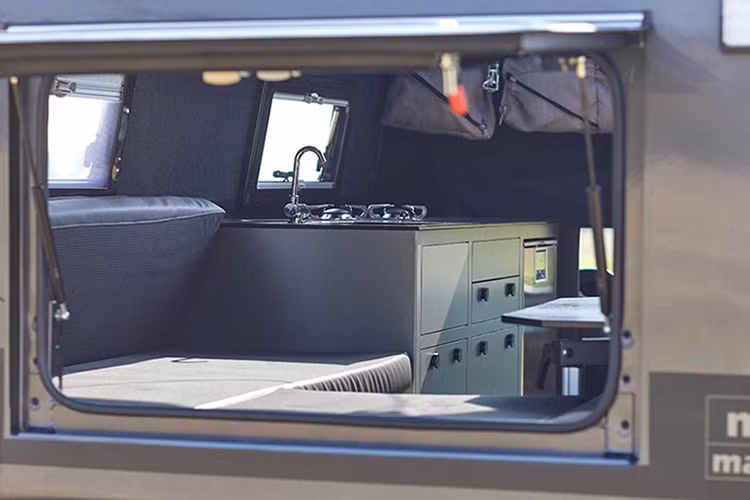 Về khả năng vận hành, Matzker không thay đổi gì ở động cơ mà chỉ nâng cấp tính năng off-road cho bản độ này. Xe được trang bị hệ thống treo mới giúp tăng khoảng sáng gầm đi kèm khóa vi sai cầu sau có thể tinh chỉnh. Ngoài ra, để phù hợp với những chuyến dã ngoại dài ngày, chiếc X-Class còn sở hữu nhiều trang bị hữu ích như: tấm năng lượng mặt trời gắn trên mui xe, hệ thống nước nóng và bình nhiên liệu cỡ lớn.