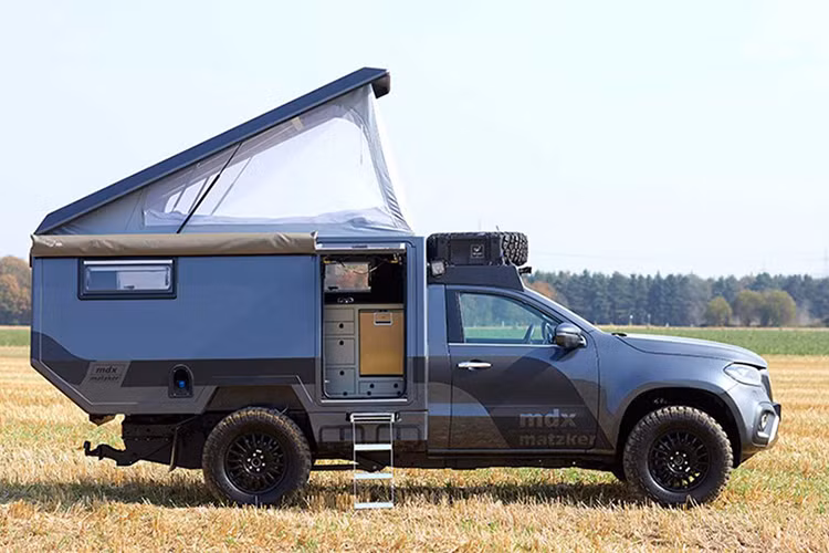 Công ty Matzker tại Đức vừa tung ra phiên bản Mercedes-Benz X-Class cho dân cắm trại, tận dụng không gian thùng hàng phía sau để bổ sung những nhu yếu phẩm sinh tồn, bên cạnh khả năng off-road thượng thừa của mẫu bán tải này. Trước đây, Matzker được biết đến là hãng độ chuyên cho nhãn hiệu Land Rover.