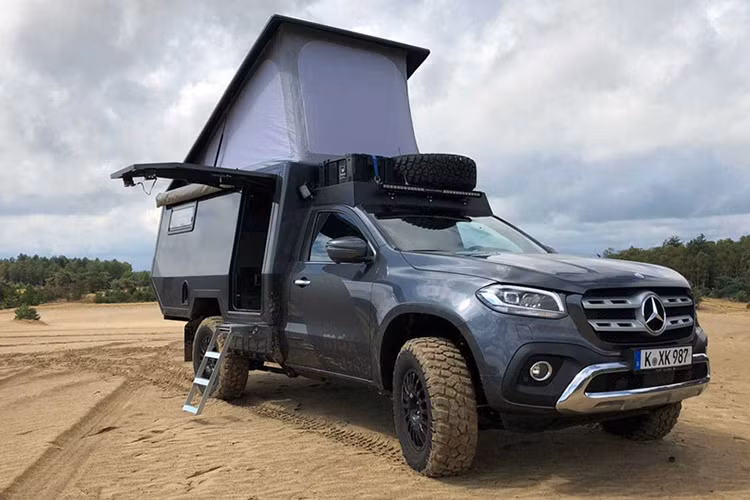 Ở nguyên bản, mẫu bán tải Mercedes-Benz X-Class đã là tay off-road hạng nặng, có thể chinh phục mọi loại địa hình. Tuy nhiên, bấy nhiêu đó vẫn là chưa đủ cho một chuyến hành trình dài. Một hãng độ vừa tung ra phiên bản hoàn toàn mới của X-Class, biến chiếc bán tải thành một mẫu xe sinh tồn thực thụ.