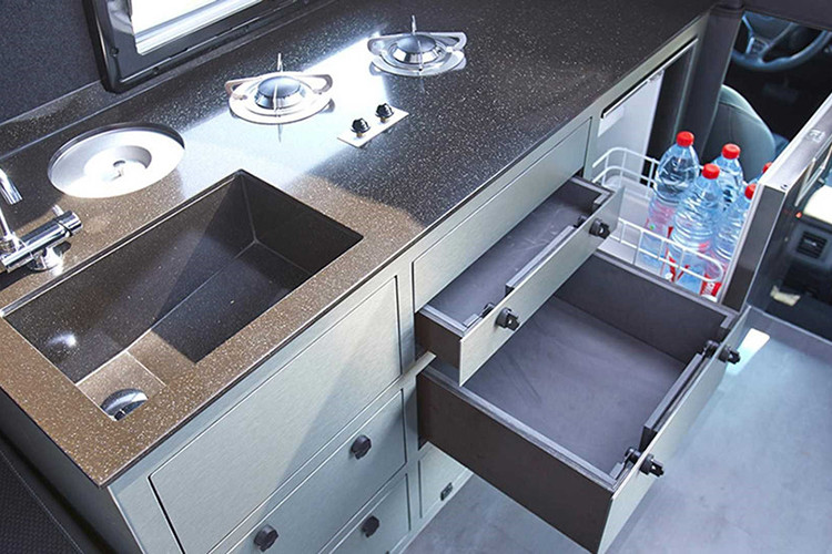 Bên cạnh đó, ghế ngồi cũng được chuyển đổi thành một chiếc giường nhỏ để nghỉ ngơi nếu hành khách không muốn leo lên mui xe. Khoang ca-bin sau có thể mở cửa ra để ngắm khung cảnh xung quanh. Điểm bất tiện duy nhất của chiếc xe là không có phòng tắm và nhà vệ sinh.