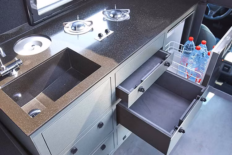 Bên cạnh đó, ghế ngồi cũng được chuyển đổi thành một chiếc giường nhỏ để nghỉ ngơi nếu hành khách không muốn leo lên mui xe. Khoang ca-bin sau có thể mở cửa ra để ngắm khung cảnh xung quanh. Điểm bất tiện duy nhất của chiếc xe là không có phòng tắm và nhà vệ sinh.