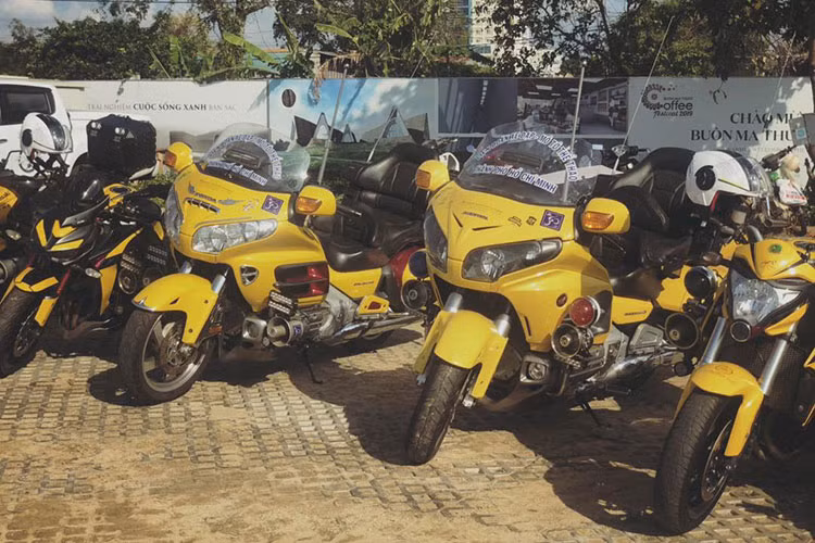 Đây là những chiếc xe môtô phân khối lớn làm nhiệm vụ dẫn đoàn của môtô TP HCM, những chiếc xe này thường xuyên xuất hiện tại các giải đua xe đạp xuyên Việt cũng như các sự kiện thể thao thời gian qua.
