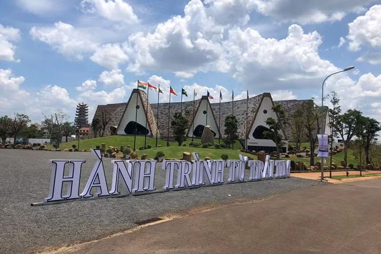 Và trong năm 2019 này, ông chủ của Trung Nguyên vẫn tiếp tục hành trình siêu xe đình đám của mình nhưng sẽ đổi "phong thuỷ" nơi xuất phát sẽ là thủ phủ cà phê tại Việt Nam, thay vì Sài Gòn như năm ngoái.