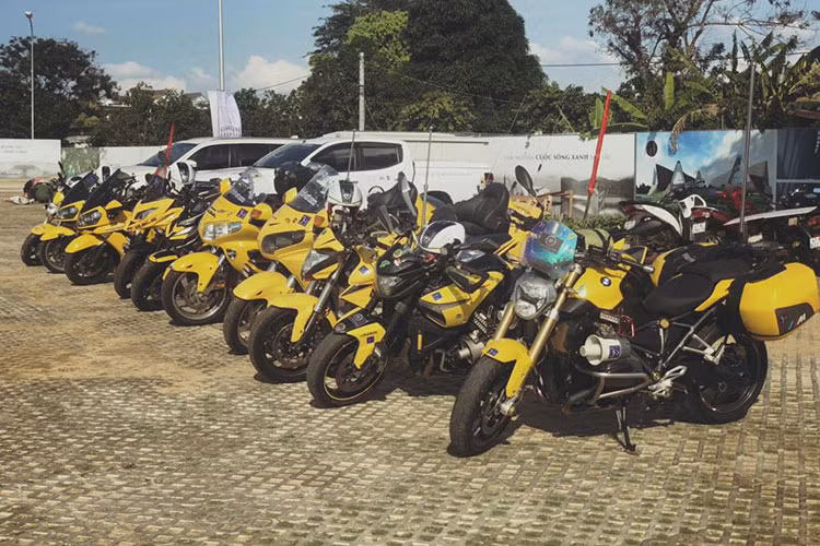 Ngoài dàn xe Range Rover, tại Bảo tàng thế giới cà phê còn xuất hiện đội xe môtô phân khối lớn hàng khủng, "tông xuyệt tông" màu vàng làm nhiệm vụ dẫn đường cũng như hộ tống đoàn xe của ông Đặng Lê Nguyên Vũ tham dự vào Hành trình từ trái tim 2019 này.