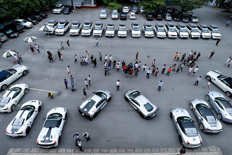 Vào năm ngoái, dẫn đầu đoàn siêu xe đi xuyên Việt trong gần 1 tháng của Hành trình từ trái tim chính là "ông hoàng tốc độ" Bugatti Veyron. Ngoài ra còn có nhiều cái tên đắt giá khác như Lamborghini Murcielago LP670-4 SV, Lamborghini Aventador LP700-4 độ DMC, Ferrari, Aston Martin Vanquish và cặp đôi Rolls-Royce Phantom Drophead Coupe...