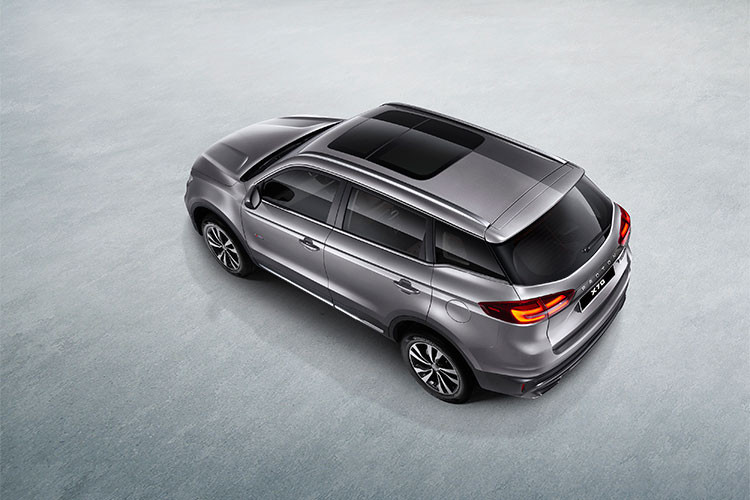 Trang bị an toàn gồm; camera 360 độ, camera nằm trên đỉnh kính chắn gió để phục vụ những hệ thống hỗ trợ người lái như phanh khẩn cấp tự động hay kiểm soát hành trình thích ứng. Chưa hết, xe còn được trang bị hệ thống phát hiện điểm mù, điều khiển từ xa bằng điện thoại thông minh, lọc không khí thông minh, cảnh báo áp suất lốp và 6 túi khí.