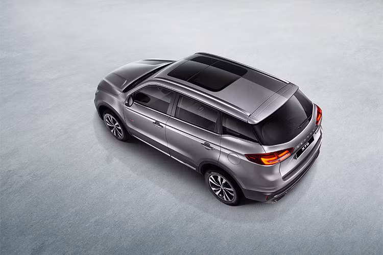 Trang bị an toàn gồm; camera 360 độ, camera nằm trên đỉnh kính chắn gió để phục vụ những hệ thống hỗ trợ người lái như phanh khẩn cấp tự động hay kiểm soát hành trình thích ứng. Chưa hết, xe còn được trang bị hệ thống phát hiện điểm mù, điều khiển từ xa bằng điện thoại thông minh, lọc không khí thông minh, cảnh báo áp suất lốp và 6 túi khí.