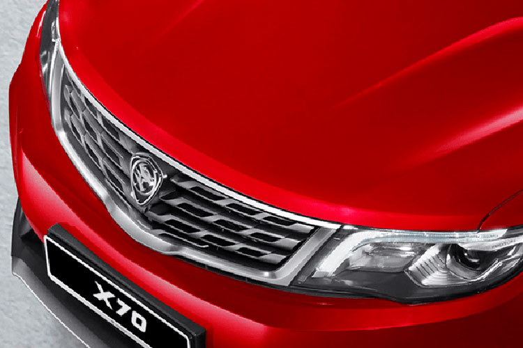 Xung quanh lưới tản nhiệt của mẫu xe Proton X70 2018 là viền mạ crôm sáng bóng và dày dặn. Khu vực cản trước của Proton X70 2018 cũng có một số thay đổi nhỏ. Theo ông Azlan Othman, giám đốc thiết kế của Proton, nguyên nhân Proton X70 2018 chỉ khác biệt một chút so với Geely Boyue là để đẩy nhanh thời gian tung xe ra thị trường.