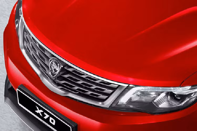 Xung quanh lưới tản nhiệt của mẫu xe Proton X70 2018 là viền mạ crôm sáng bóng và dày dặn. Khu vực cản trước của Proton X70 2018 cũng có một số thay đổi nhỏ. Theo ông Azlan Othman, giám đốc thiết kế của Proton, nguyên nhân Proton X70 2018 chỉ khác biệt một chút so với Geely Boyue là để đẩy nhanh thời gian tung xe ra thị trường.