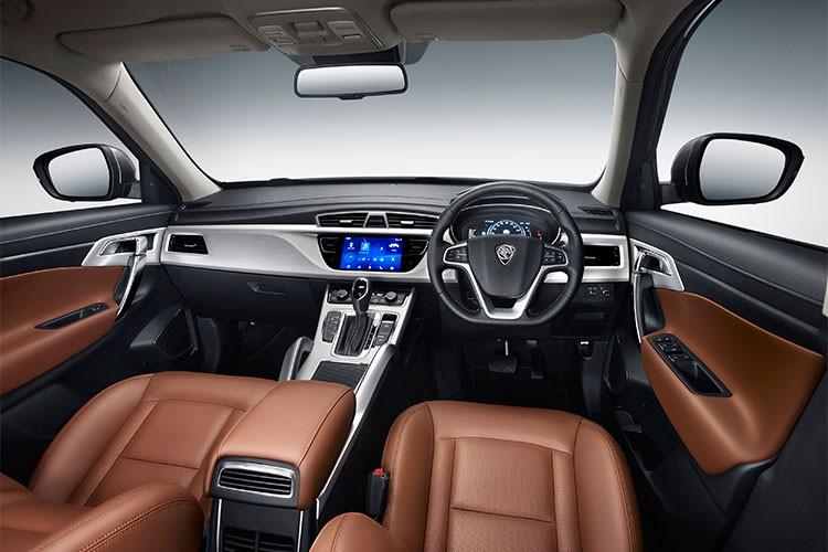 Bên trong, mọi chi tiết gần như đều được bê nguyên từ Geely Boyue sang. Các trang bị bao gồm điều hòa tự động 2 vùng, màn hình cảm ứng 8 inch của hệ thống thông tin giải trí với độ phân giải 1.920 x 720 pixel, kết nối 4G và cổng USB trên cả hai hàng ghế, cửa gió điều hòa hàng ghế sau, cửa sổ trời toàn cảnh cỡ lớn và loa phụ trong cốp sau...