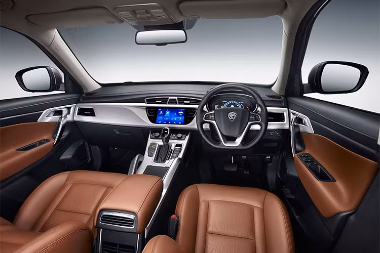 Bên trong, mọi chi tiết gần như đều được bê nguyên từ Geely Boyue sang. Các trang bị bao gồm điều hòa tự động 2 vùng, màn hình cảm ứng 8 inch của hệ thống thông tin giải trí với độ phân giải 1.920 x 720 pixel, kết nối 4G và cổng USB trên cả hai hàng ghế, cửa gió điều hòa hàng ghế sau, cửa sổ trời toàn cảnh cỡ lớn và loa phụ trong cốp sau...