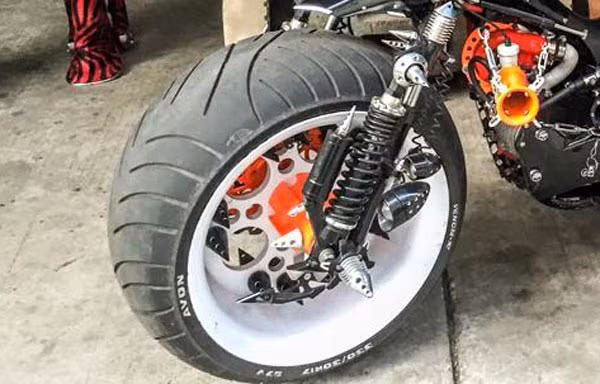 Bánh trước của xe được thay bánh lớn cùng bộ vành trông khá ngầu, giảm sóc trước cũng được độ lại cho phù hợ với cặp bánh lớn.