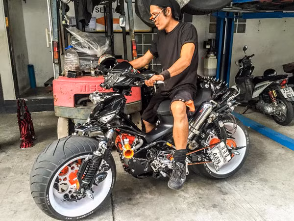  Chiếc Future Neo được chủ nhân của nó là một tay độ xe người Thái Lan đã độ máy lên dung tích 600cc cùng nhiều chi tiết khác như xích, còi, pô,lọc gió...vv, trông khá cầu kỳ và lạ mắt.