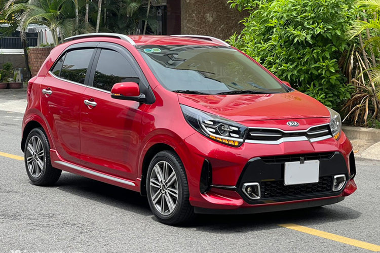  KIA Morning 2021 KIA Morning chắc chắn là cái tên sáng giá phải kể đến, mẫu xe đã từng là “vua” phân khúc xe phổ thông hạng A. Hiện nay, với mức giá 300 triệu đồng người tiêu dùng sẽ có đa dạng lựa chọn phiên bản của KIA Morning đã qua sử dụng đời 2021, thậm chí là đời 2023. Khảo sát tại một trang chuyên bán xe cũ, xuất hiện tin rao bán xe Kia Morning 2021, ODO 11.000 km với chỉ 300 triệu đồng. Song, số liệu không nhiều.