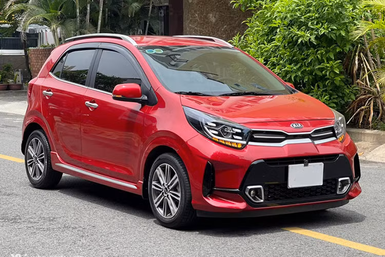  KIA Morning 2021 KIA Morning chắc chắn là cái tên sáng giá phải kể đến, mẫu xe đã từng là “vua” phân khúc xe phổ thông hạng A. Hiện nay, với mức giá 300 triệu đồng người tiêu dùng sẽ có đa dạng lựa chọn phiên bản của KIA Morning đã qua sử dụng đời 2021, thậm chí là đời 2023. Khảo sát tại một trang chuyên bán xe cũ, xuất hiện tin rao bán xe Kia Morning 2021, ODO 11.000 km với chỉ 300 triệu đồng. Song, số liệu không nhiều.